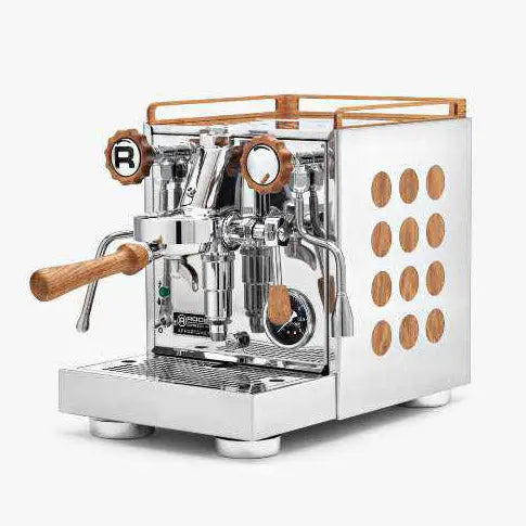 Rocket Appartamento espressokone ruostumattomasta teräksestä, jossa puuelementtejä ja moderni muotoilu laadukkaaseen kahviin.