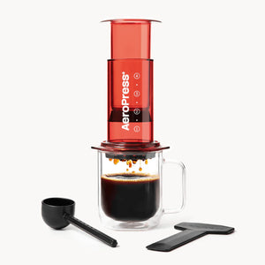 Kirkkaanpunainen AeroPress