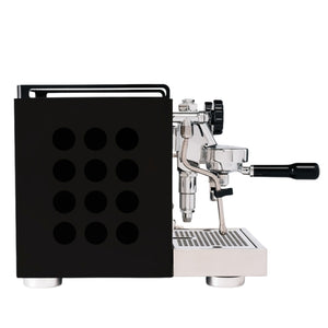 Kompakt svart espressomaskin med kromade detaljer och portafilter, allt om kaffe.