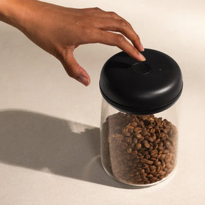 Lasipurkki mustalla sähköisellä tyhjiölukolla kahvipavuilla, osa EspressoGearia, Fellow, Säilytys, kaikki kahvista