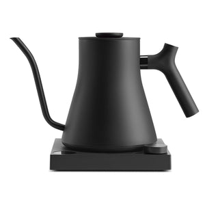 Musta sähköinen vedenkeitin kapealla hanhikaulalla ja säätöpainikkeella, osa Vedenkeitin, EspressoGear, kaikki kahvista.
