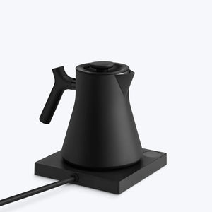 Matta musta vedenkeitin ergonomisella kahvalla lämpölevyllä, osa Fellow, EspressoGear, kaikki kahvista