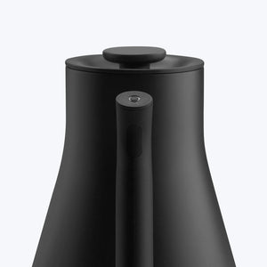 Mattsvart vedenkeitin tyylikkäällä muotoilulla ja ergonomisella kahvalla, osa Fellowia, EspressoGearia, kaikkea kahvista