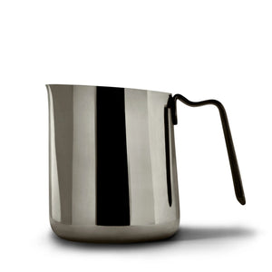 Ruostumaton maitokannu tarkalla kaatokaadolla latte artia varten, ergonominen kahva, barista-espressotarvikkeet, kaikki kahvista.