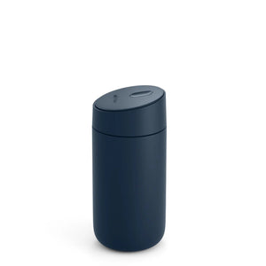 Isolerad resemugg i stenblå med skjutlock för kaffe på språng, del av Fellow, Take away, allt om kaffe.