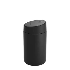 Musta termosmuki liukukannella take away -käyttöön, osa Fellowia ja EspressoGearia, kaikki kahvista.