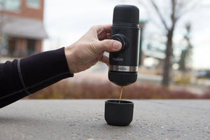 Kannettava espressokone adapterilla Nespresso OriginalLinelle, täydellinen baristoille ja kannettaville kahvinkeittimille.