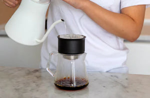 Tarjoilukannu lasia, modernilla muotoilulla tarkkaan valmistukseen, osa EspressoGearia, Viimeisimmät uutiset, kaikki kahvista.