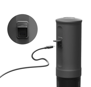 Kannettava espressokeitin tummanharmaassa sävyssä USB-latauksella, osa kannettavia kahvinkeittimiä ja varusteita.