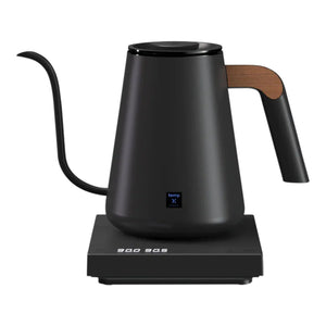 Musta sähköinen vedenkeitin kapealla nokalla ja puuelementillä, Timemorelta ja keitto-barista-espressoon liittyviä tarvikkeita