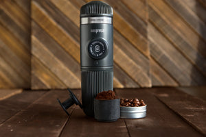 Musta kannettava Nanopresso kahvikapselilla ja jauhetulla kahvilla, baristan espresso-tarvikkeet ja kannettavat kahvinkeittimet.