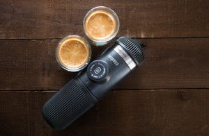 Kannettava espressokone, jossa kaksi espressoa puupinnalla, kannettavista kahvinkeittimistä ja barista-varusteista